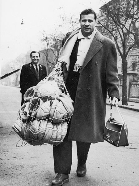 Файл:Lev Yashin and balls.jpg