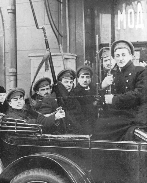 Файл:Студенты в автомобиле.jpg